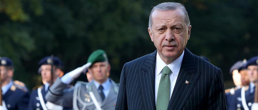 Recep Tayyip Erdogan wird im Schloss Bellevue mit militärischen Ehren empfangen.