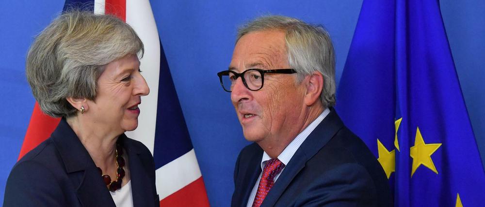 Der Chef der EU-Kommission Jean-Claude Juncker begrüßt die britische Premierministerin Theresa May in Brüssel.