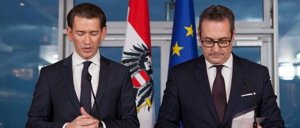 Der künftige österreichische Bundeskanzler Sebastian Kurz, Parteichef der konservativen ÖVP, präsentiert stolz den Koalitionsvertrag mit seinem Regierungspartner Heinz-Christian Strache von der rechts-nationalistsischen FPÖ.