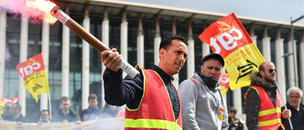 Mitglieder der Gewerkschaft CGT protestieren in Marseille gegen die Bahnreform.