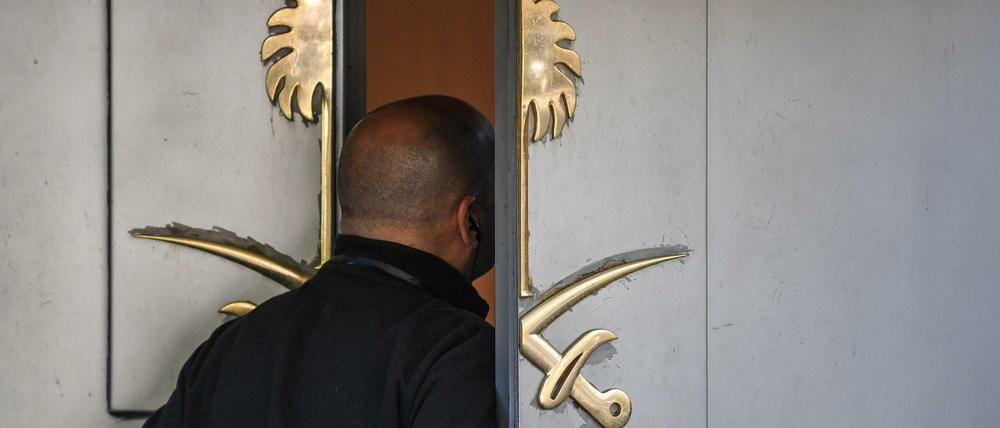 Ein Sicherheitsmitarbeiter am Eingang des saudischen Konsulats in Istanbul.
