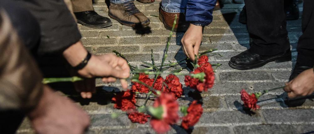 Zum Jahrestag des Sultanahmet-Attentats legen Trauernde Blumen an der Stelle nieder, wo mindestens zehn Menschen getötet wurden. 