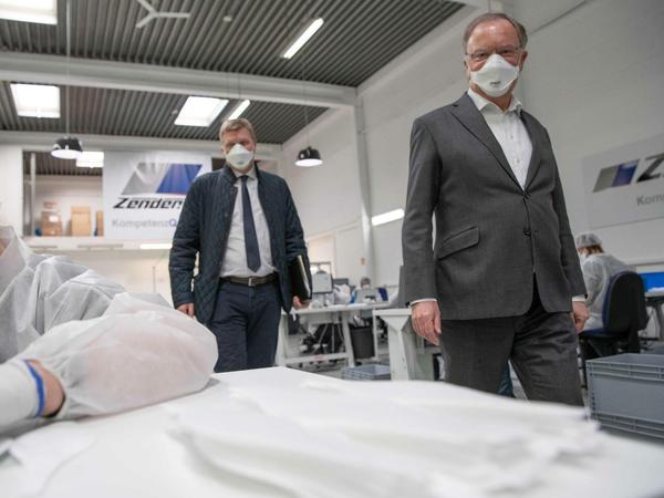 Stephan Weil, Ministerpräsident von Niedersachsen, besucht einen Autohersteller, der jetzt Masken herstellt.