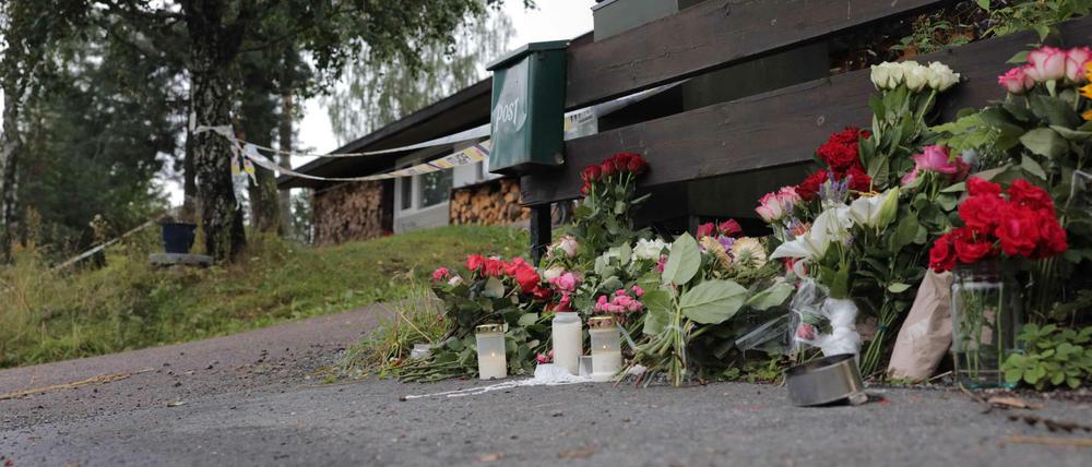 Blumen liegen in der Nähe des Attentatsorts in Oslo.