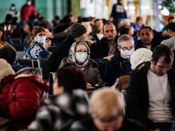 Wartende Passagiere an einem Moskauer Bahnhof. Jedem zweiten Russen bereitet das Coronavirus Sorge. 