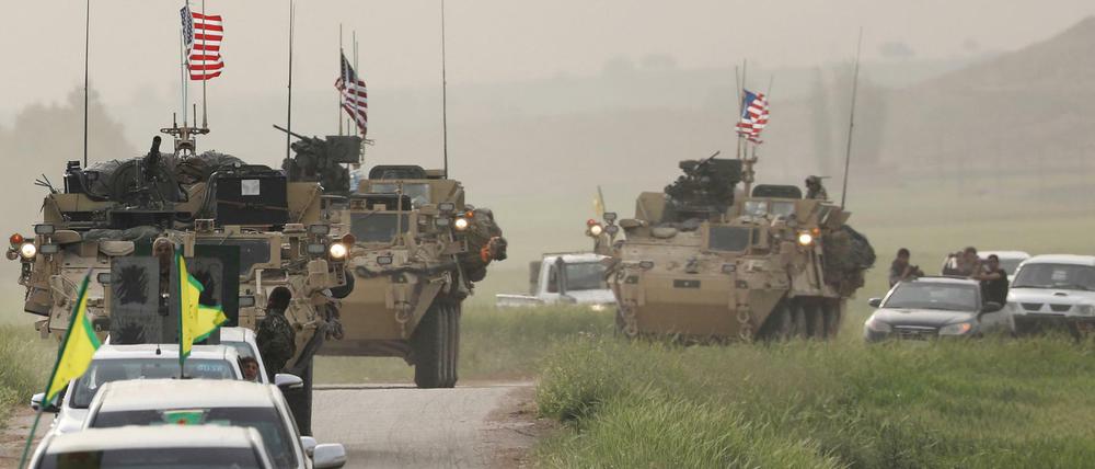 Fahrzeuge der kurdischen Miliz YPG fahren in Nordsyrien einem US-Militär-Konvoi voraus.