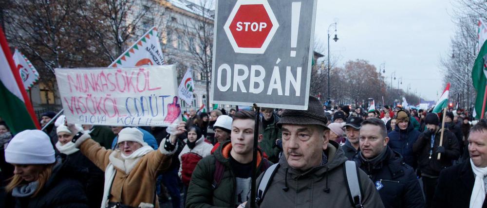"Stoppt Orban": Protest gegen den Regierungschef und das neue Arbeitsgesetz in Ungarn 