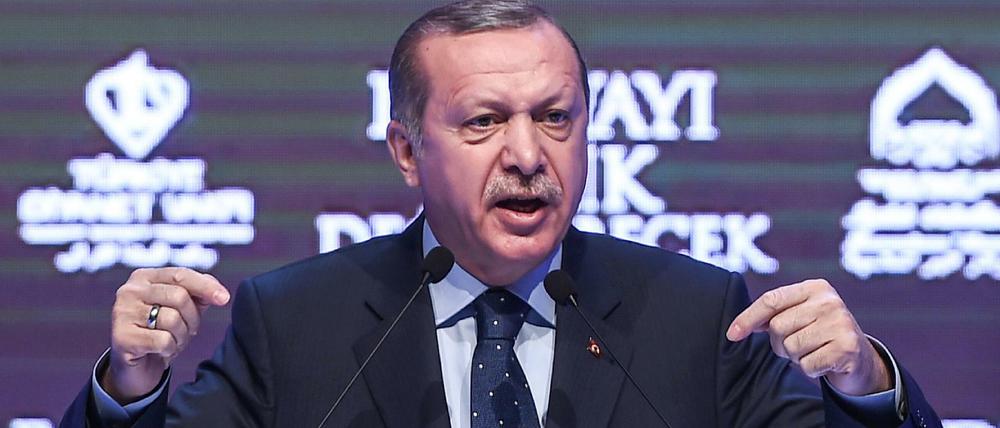 Drohung gegen die Niederlande: Der türkische Präsident Erdogan redet in Istanbul.