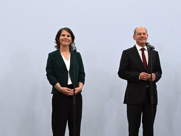 Noch guter Dinge, trotz aller Konfliktpunkte: Robert Habeck, Annalena Baerbock (beide Grüne); Olaf Scholz (SPD) und Christian Lindner (FDP). 