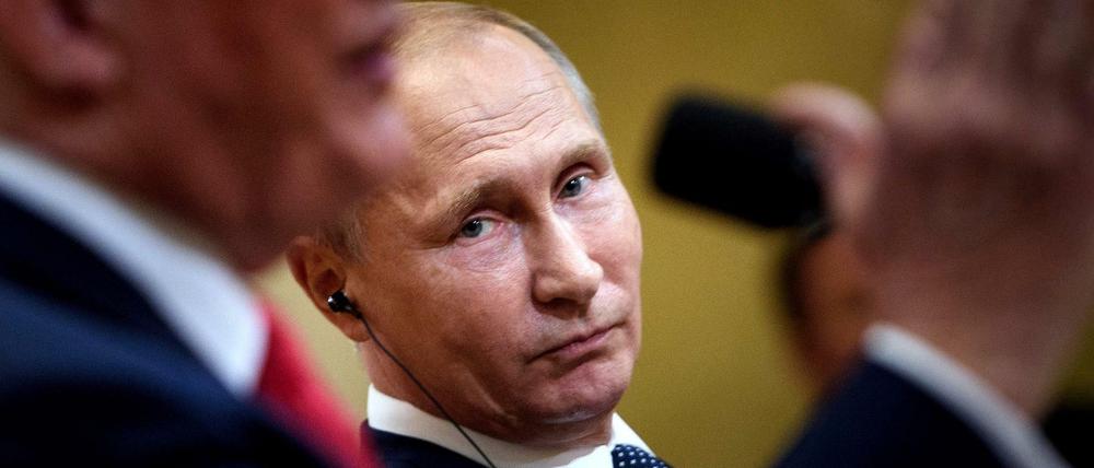 Konnte Donald Trump entspannt zuhören: Russlands Präsident Wladimir Putin bei der Pressekonferenz.