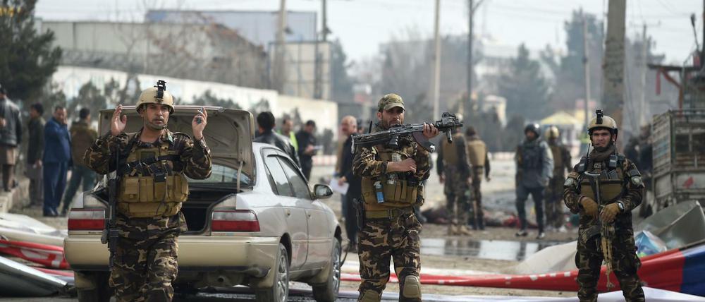 Anschlag in Kabul: Sicherheitskräfte am Tatort 