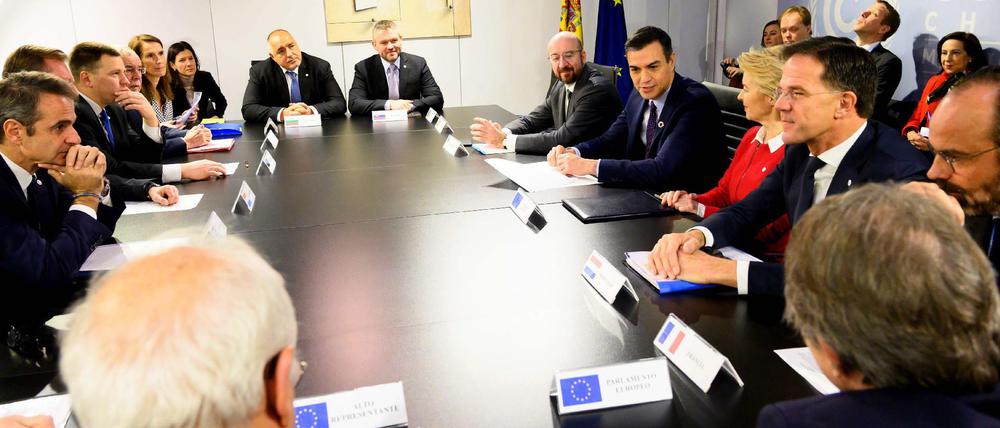 Spaniens Premier Pedro Sanchez (rechts in der Mitte) im Gespräch mit Teilnehmern der Klimakonferenz.
