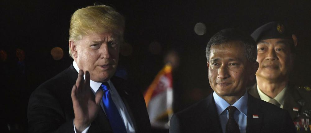 US-Präsident Donald Trump in Singapur mit dessen Außenminister Vivian Balakrishnan 