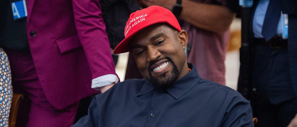 Rapper Kanye West im Oktober 2018 im Weißen Haus – damals noch mit der Mütze der Trump-Anhänger