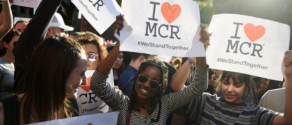 "Ich liebe Manchester". Mädchen halten bei der Mahnwache für die Opfer des Terroranschlags in Manchester Schilder in die Höhe.