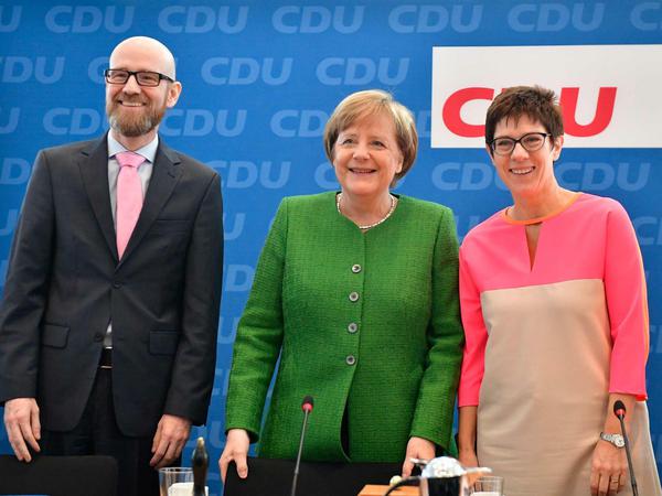 CDU-Chefin Angela Merkel (Mitte) am Montag mit der saarländischen Ministerpräsidentin Annegret Kramp-Karrenbauer und dem abtretenden CDU-Generalsekretär Peter Tauber.