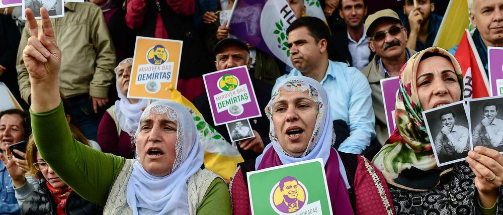 Anhänger des Kurdenführers Selahattin Demirtas demonstrieren für seine Freilassung (Archivbild).