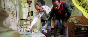 Blutige Spuren des Anschlags: Forensiker untersuchen den Tatort in der koptischen Kirche im ägyptischen Tanta. 