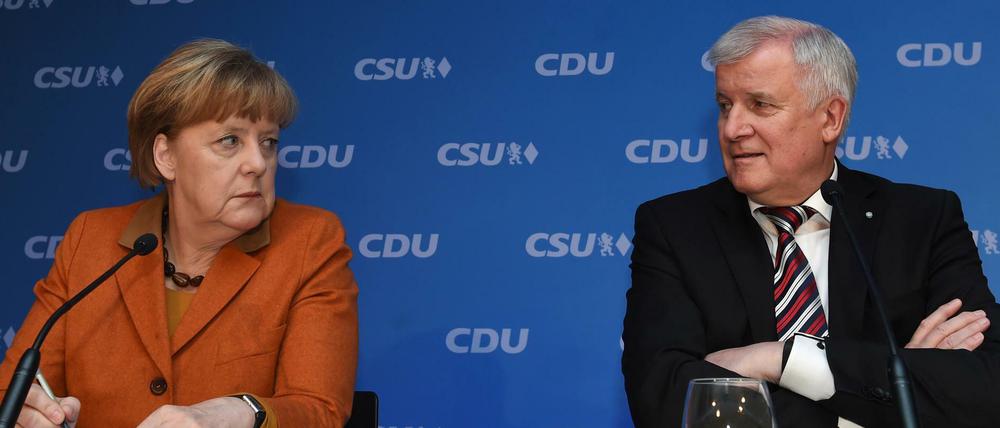 Auf Abstand? Angela Merkel und Horst Seehofer streiten weiter um die Obergrenze.