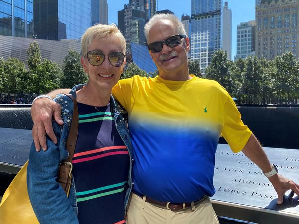 Paula Breene und Tom Rich aus Pittsburgh vor dem 9/11-Memorial in New York.
