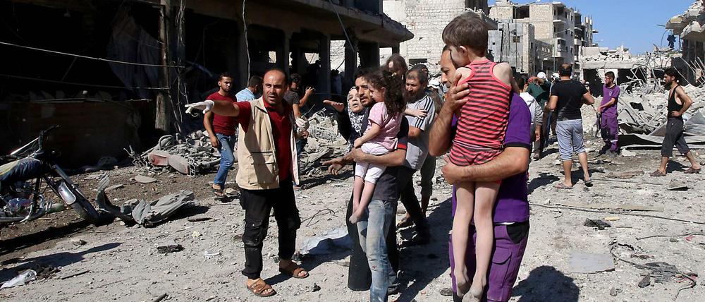 Zivilisten flüchten vor den Bombardements der russischen Luftwaffe in der syrischen Provinz Idlib.