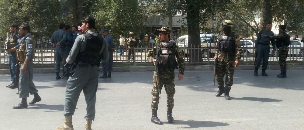 Afghanische Sicherheitskräfte in der Nähe des Anschlags.