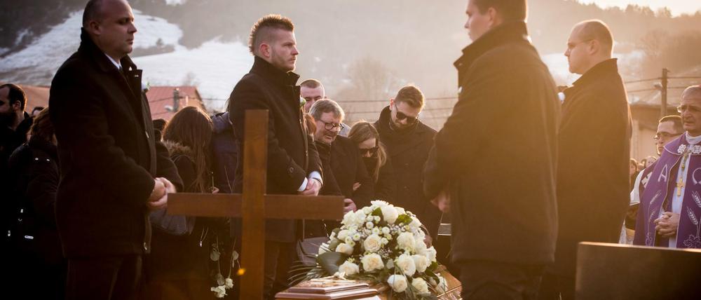 Freunde und Verwandte nahmen Anfang des Monats bei der Beerdigung in Stiavnik Abschied von dem Journalisten Jan Kuciak.