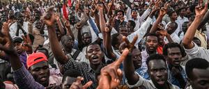 Die Demonstranten im Sudan zeigen sich von den Drohungen des Militärrats unbeeindruckt.