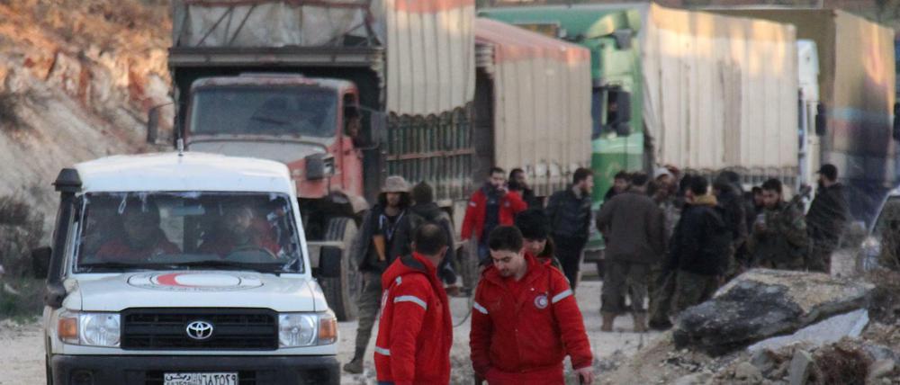 Ein Konvoi mit Hilfsgütern erreicht die Vororte der belagerten syrischen Stadt Kafraja.