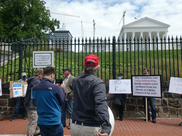 Die Proteste – wie hier in Virginia – finden fast ausschließlich in Staaten statt, in denen die Demokraten die Gouverneure stellen.