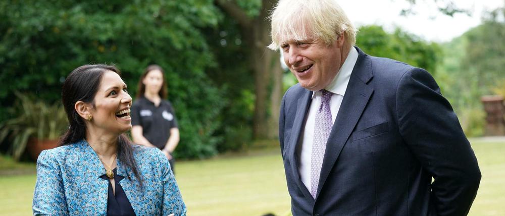 Der britische Premierminister Boris Johnson (r.) und Innenministerin Priti Patel