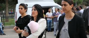 Ayse Celik (Mitte) trat am Wochenende mit ihrer kleinen Tochter die 15-monatige Haftstrafe an. 