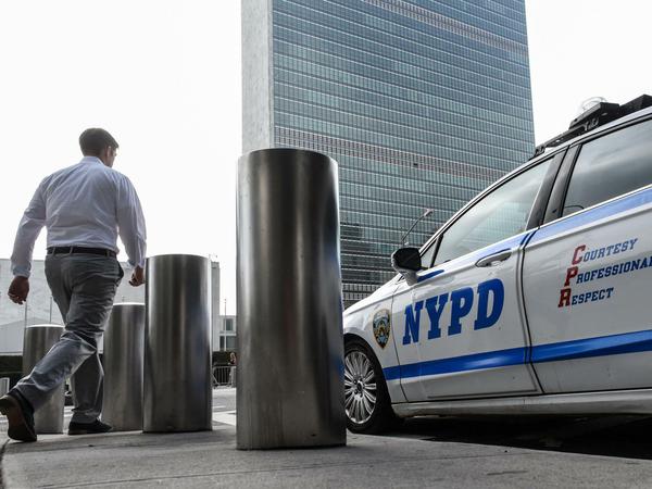 Vor Donald Trumps Auftritt erhöht die Polizei die Sicherheitsvorkehrungen vor dem UN-Gebäude in New York.