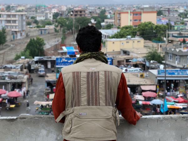 Ein Junge blickt nach seiner Rückkehr auf eine afghanische Stadt. Die Kinder fühlen sich oft fremd.