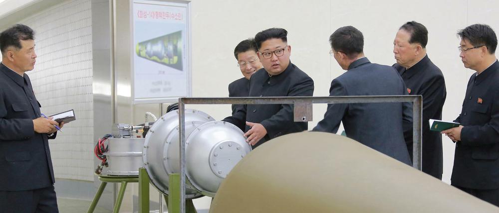 Nordkoreas Diktator Kim Jong Un besichtigt einen nuklearen Sprengkopf. 