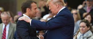 Frankreichs Präsident Emmanuel Macron umarmr seinen US-Amtskollegen Donald Trum bei den Gedenkfeiern zum D-Day.