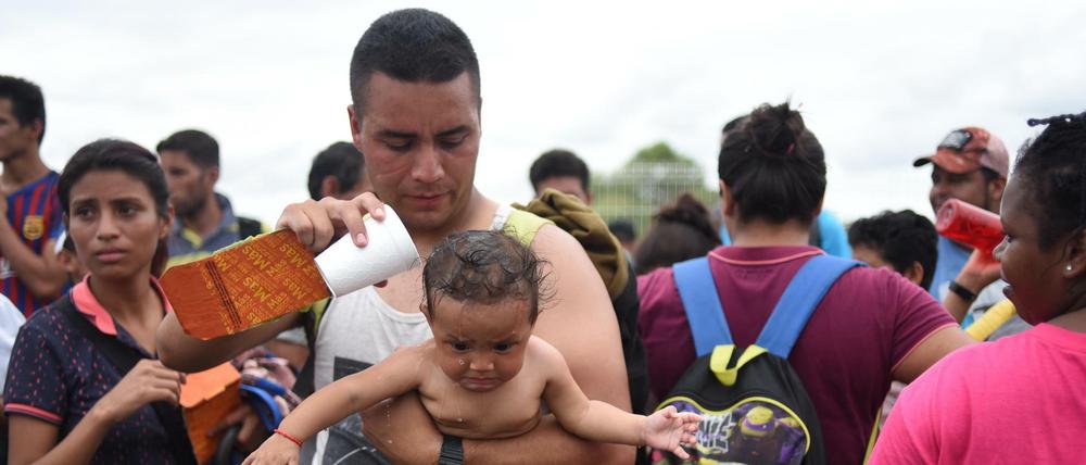 Warten an der Grenze: Ein Migrant aus Honduras kümmert sich um ein Kleindkind.