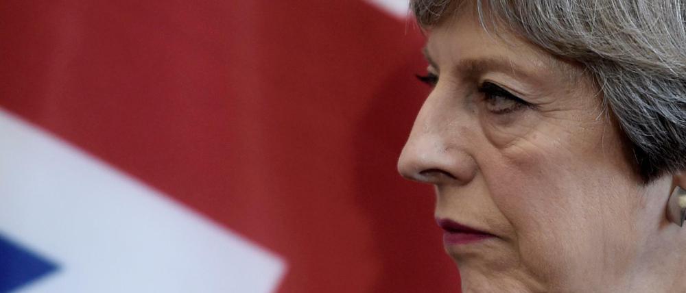 Theresa May versucht sich als starke Führungspersönlichkeit zu präsentieren.