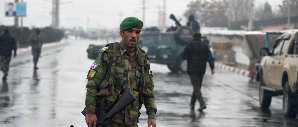 Soldaten am Tatort in Kabul nach dem Angriff auf eine Militäreinheit 