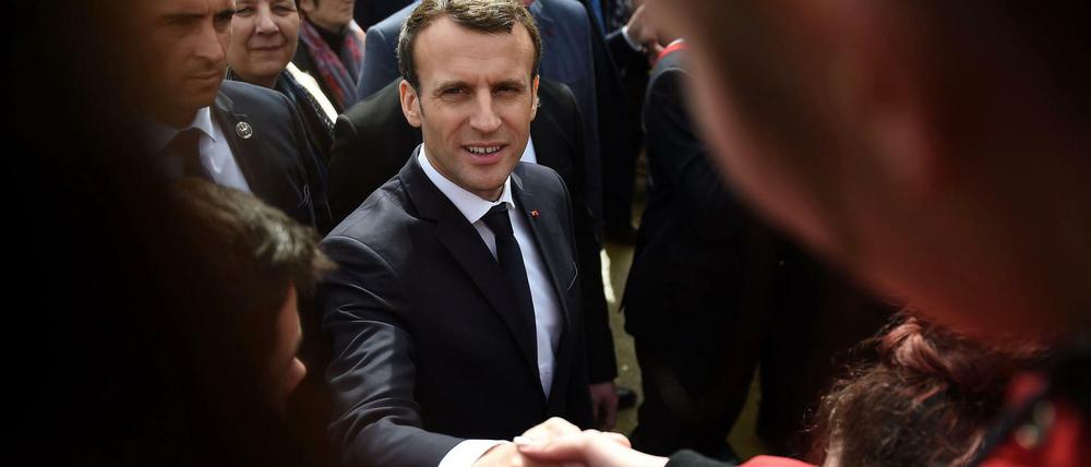 Präsident Macron wird bei einem Besuch im zentralfranzösischen Loches in einem Gymnasium von Schülern begrüßt.