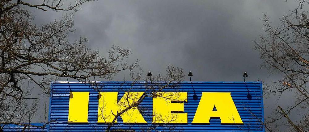 Düstere Wolken über dem Logo von IKEA auf einer Filiale im Südwesten von London.