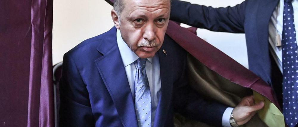 Recep Tayyip Erdogan verlässt am Sonntag, 24. Juni, eine Wahlkabine.
