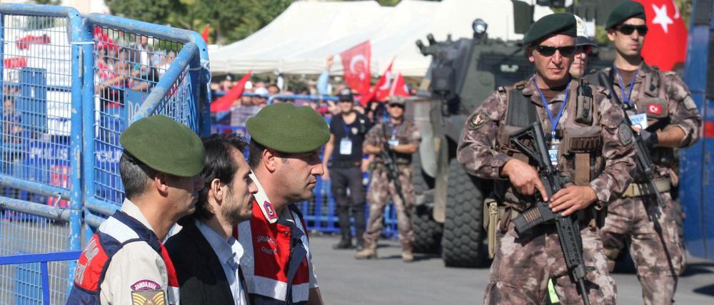 Einer der türkischen Soldaten, die an dem Putsch beteiligt waren, wird vor dem Gericht in Mugla von zwei Sicherheitskräften abgeführt. 