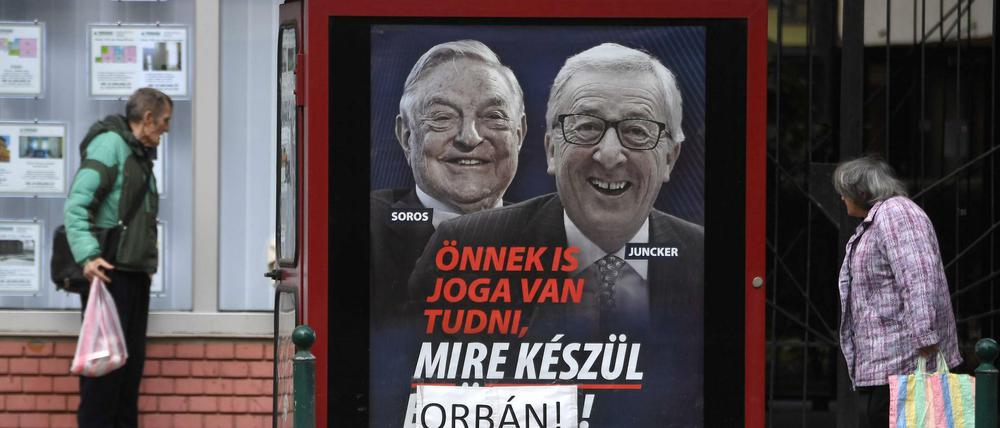 Mit Postern macht Ungarn Stimmung gegen EU-Kommissionspräsident Jean-Claude Juncker (r.) und George Soros.