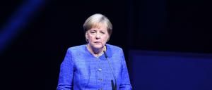 Angela Merkel hält eine Rede zum Tag der Deutschen Einheit in Kiel.