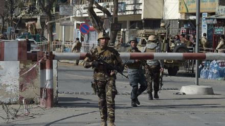 Afghanische Sicherheitskräfte nach einem Bombenanschlag der Taliban in Kabul.