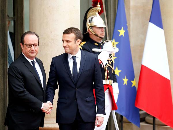 Emmanuel Macron (rechts) übernahm das Präsidentenamt am Sonntagmorgen von François Hollande.