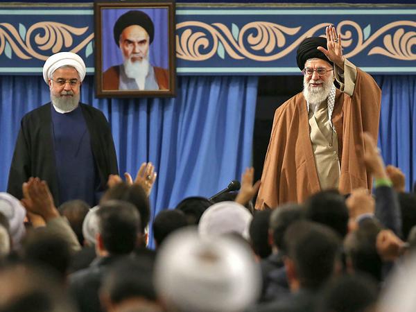 Der starke Mann des Iran, Ali Chamenei (rechts), hält wie Staatschef Hassan Ruhani nichts davon, den Atomdeal neu zu verhandeln.