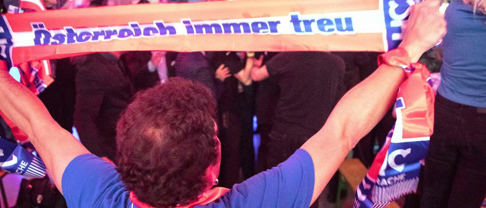 Anhänger der rechten FPÖ feiern das Wahlergebnis. 