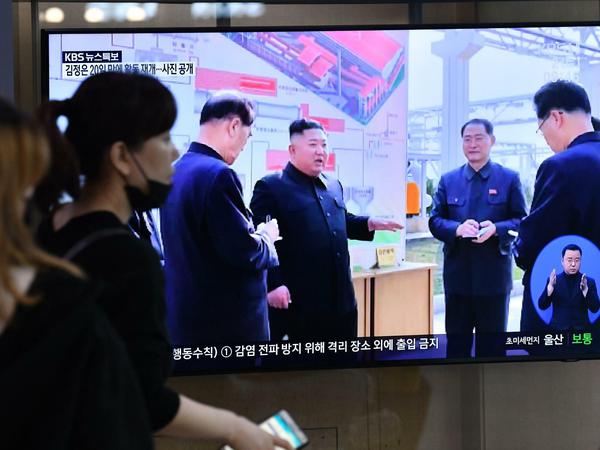 Der erste Auftritt von Norkoreas Machthaber Kim Jong Un wurde im Fernsehen übertragen